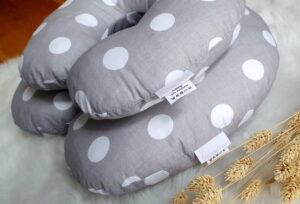 Nackenkissen mit Punkten