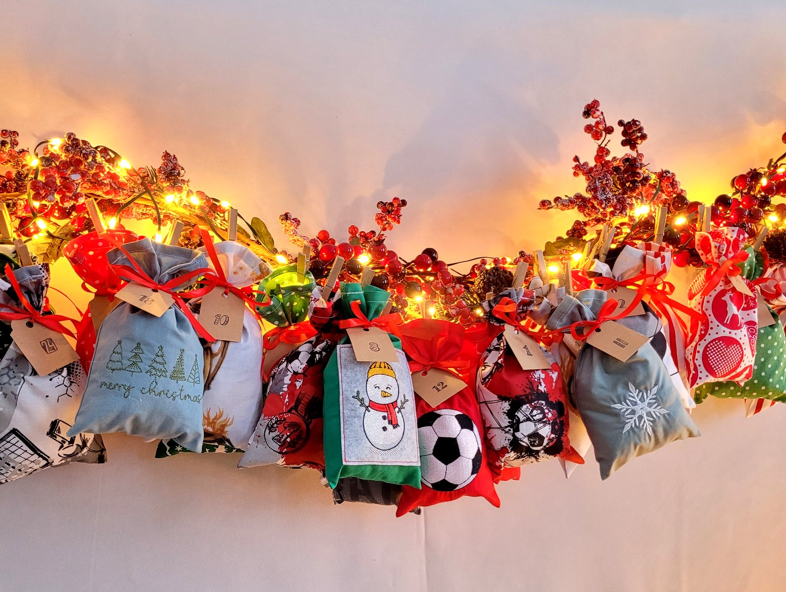 Adventskalender rot blau grün mit 4 Stickerei .Schneemann , Fußball, Tannenbäumen, Schneeflocken