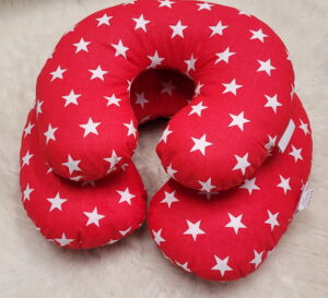 Nackenkissen in Rot Sterne