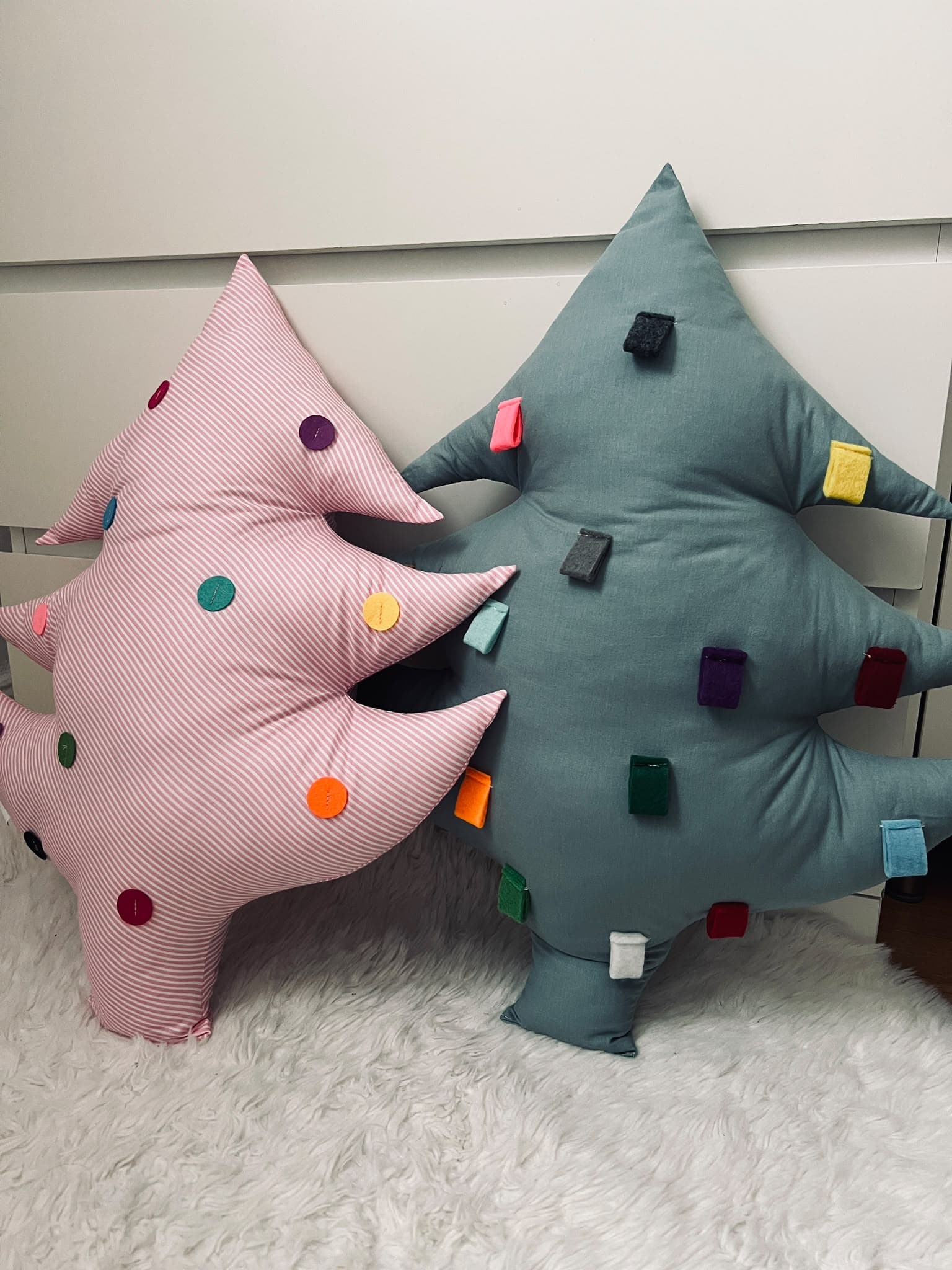 Weihnachtskissen in Tannenbaumform – Kuschelige Weihnachtsdeko mit Wunschname – Bild 3